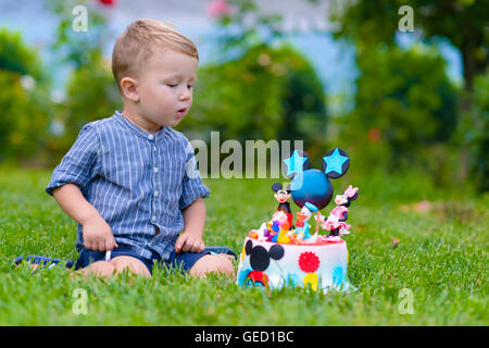 Un bambino che festeggiano l anniversario in natura Foto Stock