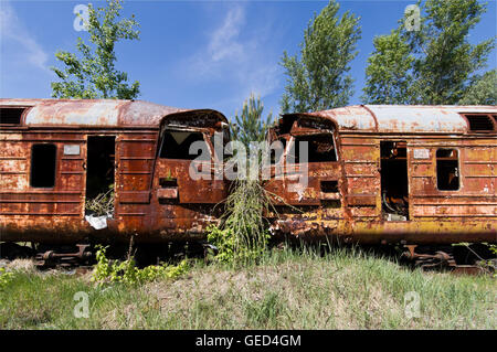 Decadendo treni e binari all'interno di Chernobyl zona di esclusione, Ucraina. Foto Stock