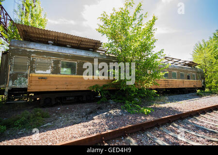 Decadendo treni e binari all'interno di Chernobyl zona di esclusione, Ucraina. Foto Stock