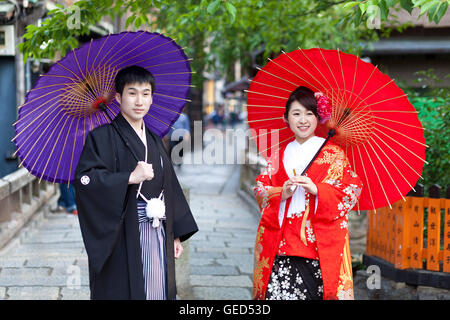 KYOTO,Giappone- CIRCA Maggio,2016:coppia giapponese nei panni tradizionali a piedi nel quartiere di Gion a Kyoto. Foto Stock