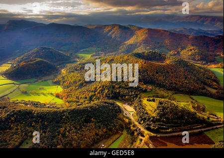 Sul palloncino su Garrotxa Parco naturale,a destra Santa Margarida vulcano,Garrotxa,la provincia di Girona. La Catalogna. Spagna Foto Stock