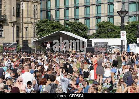 Sheffield Peace Gardens Music Festival Tramlines Event 2016, folla a concerti all'aperto. Inghilterra Regno Unito. Centro città open space Foto Stock