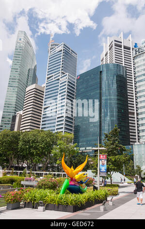 Gli edifici del CBD di Clifford Square mostra uccello del paradiso scultura, Marina Bay, zona centrale, isola di Singapore, Singapore Foto Stock