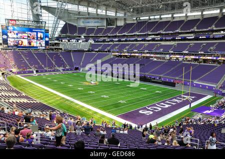 Interno del Minnesota Vikings US Bank Stadium di Minneapolis in una giornata di sole Foto Stock