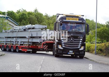 Una Mercedes Benz Actros carrello carring una molto grande e pesante e carica di acciaio che esce da un lato stretto street a Sheffield Foto Stock