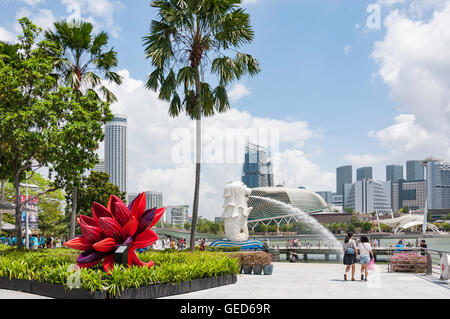 Il Merlion e fiore di scultura, Marina Bay, zona centrale, Singapore Island (Pulau Ujong), Singapore Foto Stock