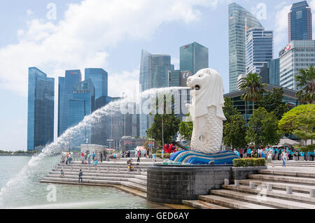 La statua Merlion (Singa-Lau) mostra CBD grattacieli, Marina Bay, zona centrale, Singapore Island (Pulau Ujong), Singapore Foto Stock