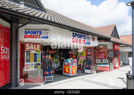 Sport Direct Store, Chiesa passeggiata Shopping Centre, Caterham, Surrey, England, Regno Unito Foto Stock