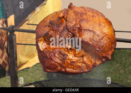 Prosciutto allo spiedo. Preparazione di un house party. Foto Stock