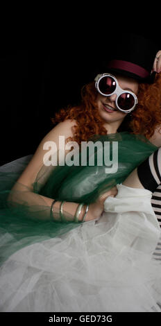 Giovane e bella donna che indossa vintage black sequin tank top, top hat e gli occhiali di protezione Foto Stock