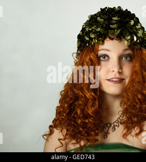 Bella donna con i capelli rossi che indossa il verde vintage hat Foto Stock