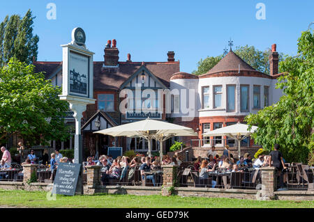 Il Tamigi Corte Pub sul Fiume Tamigi, Alzaia, Shepperton, Surrey, England, Regno Unito Foto Stock