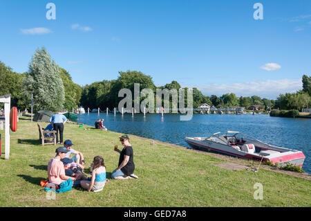 Famiglia picnic sulle rive del fiume Tamigi, Alzaia, Shepperton, Surrey, England, Regno Unito Foto Stock