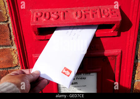 Inviare lettera di Royal Mail pilastro parete box, Stanwell Moor, Surrey, England, Regno Unito Foto Stock