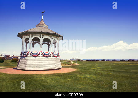 Gazebo con rosso, bianco e decorazione blu in un parco a Oak Bluffs, Massachusetts di Martha's Vineyard. Foto Stock