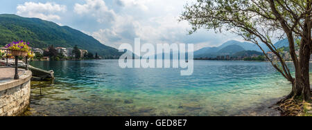 Bella italiana omegna lago durante il periodo estivo Foto Stock