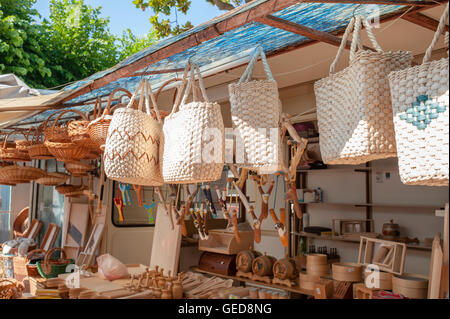 Fatte a mano borse di paglia sulla vendita di mercato estate tradizione shop Foto Stock
