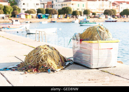 Una grande rete da pesca impilati sul dock Foto Stock