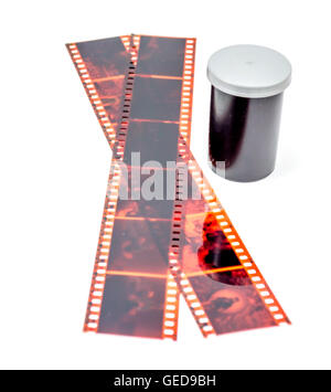 35mm Pellicola negativa e contenitore rotolo su sfondo bianco Foto Stock
