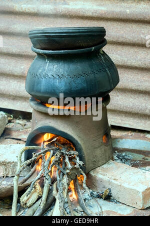 La cottura nel tradizionale focolare Foto Stock