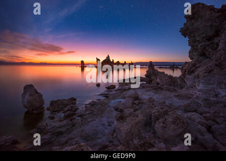 Bella la calma Sunrise al Lago Mono in California Foto Stock