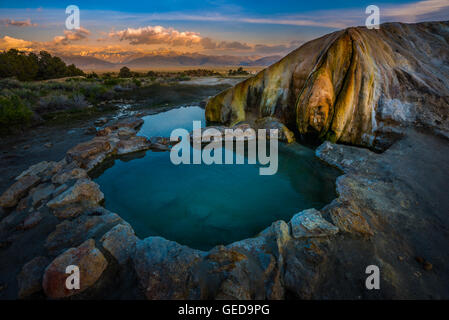 Il travertino Hot Springs wit Sunrise oltre le Sierras Foto Stock