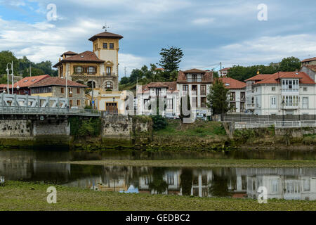 Unquera, Cantabria cittadina situata sulle rive del fiume Deva. Spagna, Europa Foto Stock