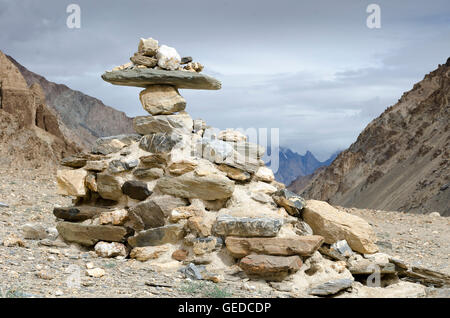 Il tumulo di roccia nei pressi di Markha, Markha Valley, Ladakh, Jammu e Kashmir India Foto Stock