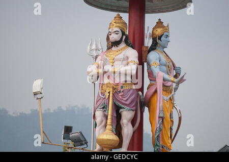 Statua del Signore Hanuman ( di fronte ) e signore di Ram sul lato sinistro in uno dei templi di Rishikesh Foto Stock