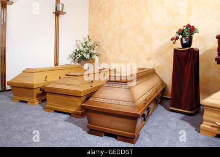 Bare di legno sul display in uno showroom, show room Foto Stock