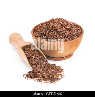 Rooibos tè in una ciotola di legno isolato su bianco Foto Stock