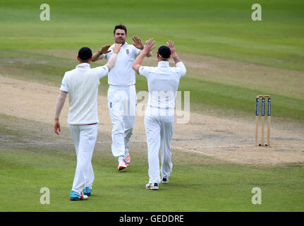 L'Inghilterra del James Anderson (centro) festeggia con i compagni di squadra Stuart ampio (sinistra) e Ben Stokes (destra) dopo il bowling del Pakistan Shan Massud durante il giorno quattro della seconda prova Investec corrispondono a Emirates Old Trafford, Manchester. Foto Stock