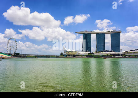 Singapore, Singapore - 1 Marzo 2016: Singapore Flyer, Artscience museum e il Marina Bay Sands Hotel e Casino di Downtown Core, Singapore. Paesaggio di un resort di lusso con piscina sul tetto Foto Stock