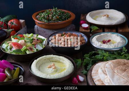 Street cibo arabo, pane arabo, Humus Tabola Foto Stock