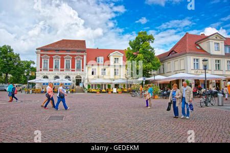 Potsdam, Germania - 20 agosto 2013: Brandenburger Strasse nel centro della città di Potsdam in Germania. È la principale strada dello shopping e dalla zona pedonale. I turisti in strada. Foto Stock