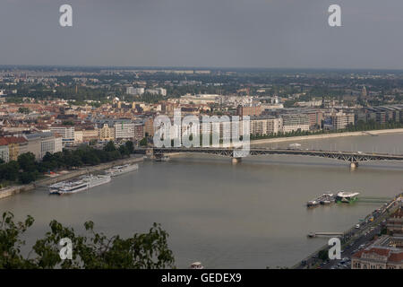 Il Fiume Danubio e Petofi bridge visto dalla collina di Gellert Foto Stock