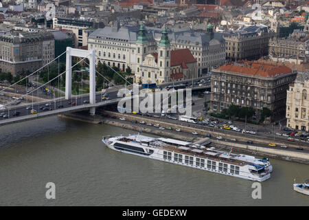 East End di Elizabeth Bridge con Swiss barca visto dalla collina di Gellert Foto Stock