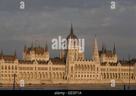 Parlamento ungherese edificio sulla sera d'estate Foto Stock