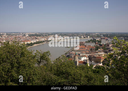 Vista verso sud-est dalla collina Gellert con Gellert hotel in primo piano e Petofi bridge a metà distanza Foto Stock