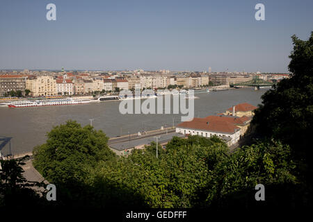 Entrambi i lati del Danubio a nord del ponte della Libertà Foto Stock