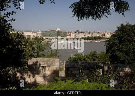 Vista sul Danubio a Jane Haining rakpart dalla parte esterna del castello di Buda Foto Stock