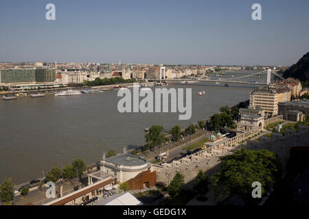 Ampia vista sud-est lungo il Danubio da Castle Hill verso il ponte Elisabetta Foto Stock