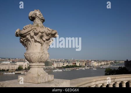 Testa nella struttura di vaso in cima balaustra sulla collina del castello con Pest e al di là del Danubio Foto Stock