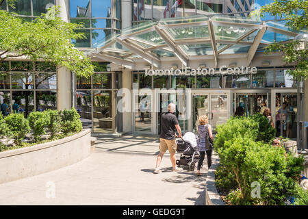 Toronto - 4 luglio 2016: shoppers immettere Eaton Centre Mall in Toronto. Foto Stock