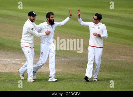 L'Inghilterra del Moeen Ali (centro) celebra durante il giorno quattro della seconda prova Investec corrispondono a Emirates Old Trafford, Manchester. Foto Stock