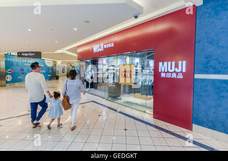 Toronto - 2 Luglio 2016: una famiglia entra Muji store a Toronto in Canada. Foto Stock