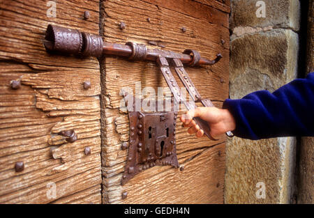 Serratura medievale nella porta anteriore di 'La Assumpció' chiesa.La chiesa romanica.Coll.Boí valley.provincia di Lleida. La Catalogna. Spagna Foto Stock