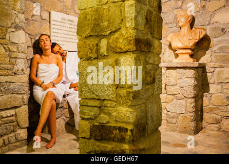 Giovane rilassante dopo una sauna. Caldes de Boi Spa, Boí valley. Provincia di Lleida. La Catalogna. Spagna Foto Stock