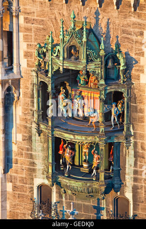 Geografia / viaggi, in Germania, in Baviera, Monaco di Baviera, il Glockenspiel sulla torre principale del Neues Rathaus (Nuovo Municipio) nella Marienplatz nella città di München (Monaco di Baviera), No-Exclusive-uso Foto Stock