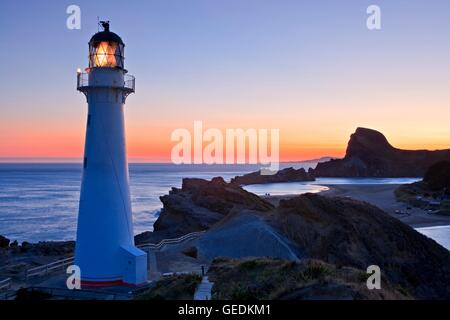 Geografia / viaggi, Nuova Zelanda, Isola del nord, Castlepoint, tramonto a Castlepoint faro che si affaccia sulla laguna e bay, Castlepoint, Wairarapa, Isola del nord, No-Exclusive-uso Foto Stock